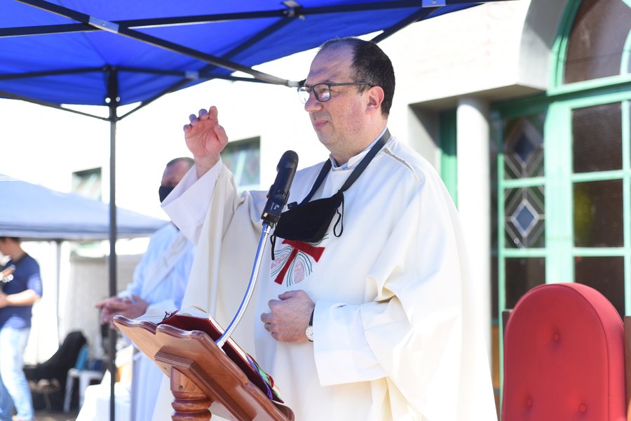 FOTO M. LIOTTA// EN HONOR A SAN CAYETANO. Los fieles, en gran cantidad, se acercaron a la parrroquia que lleva el nombre del santo patrono.