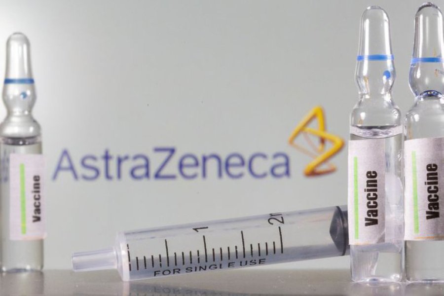 FOTO ARCHIVO VACUNA. Ampollas y jeringa m&eacute;dica del laboratorio AstraZeneca.