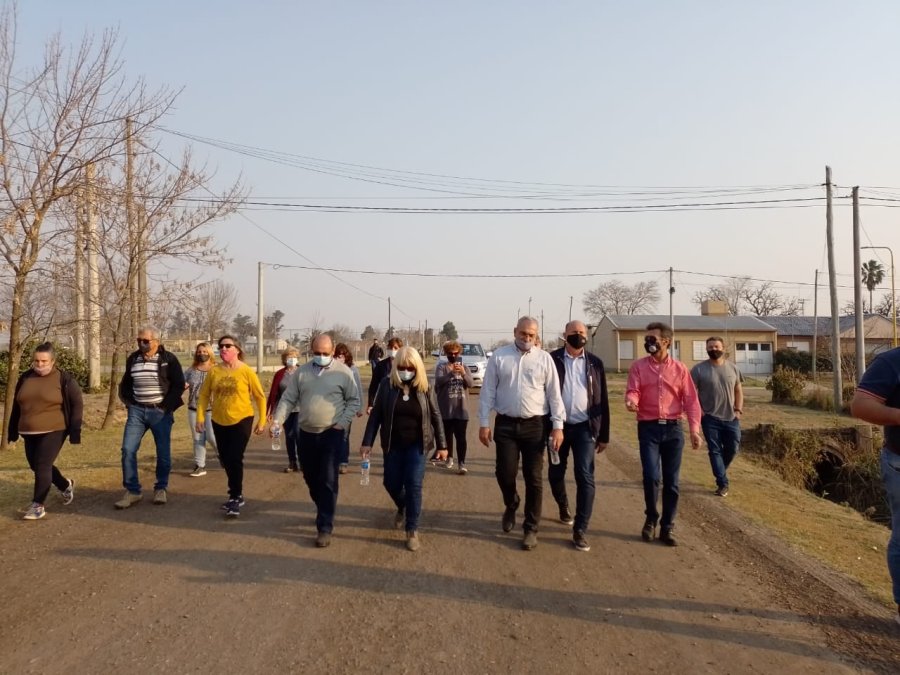 FOTO PRENSA COMUNA// RECORRIDA. El Gobernador y dem&aacute;s autoridades durante su visita a Tacural.