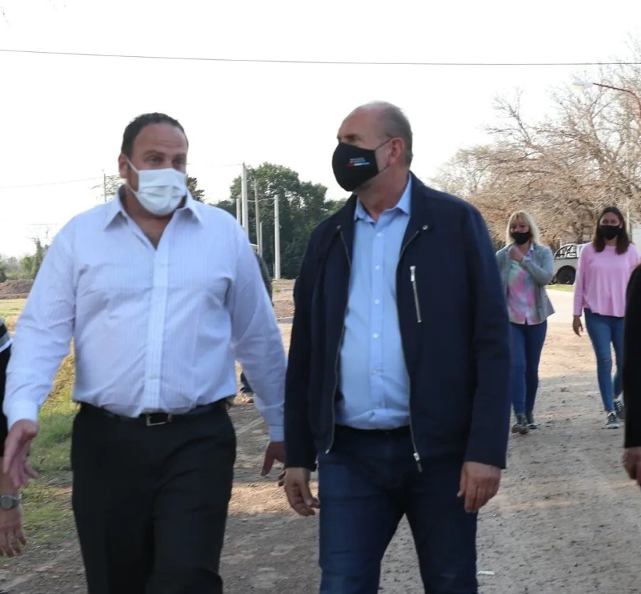 RECORRIDA. Esteban Rodr&iacute;guez , Omar Perotti y la comitiva visitaron el terreno para erigir el edificio escolar.