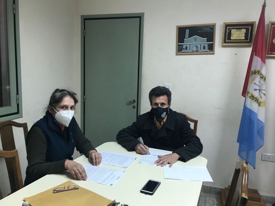 FOTO PRENSA COMUNA// CONVENIO// El instante en que fue suscripto el acuerdo.