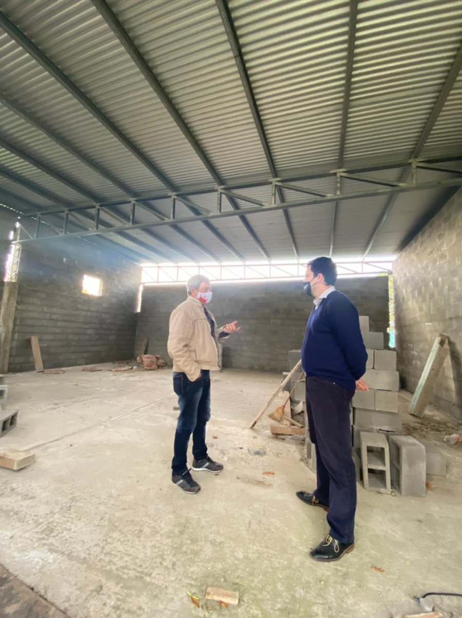 RECORRIDA// Ren&eacute; Tomatis y Mauro Gilabert recorrieron la obra. APORTE// Alcides Calvo fue recibido por Ren&eacute; Tomatis.