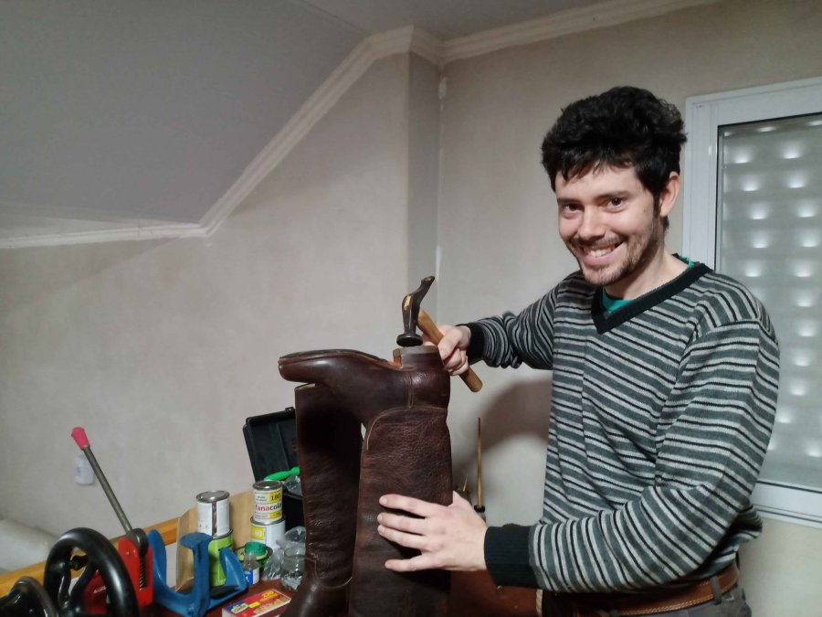 FOTO S. IBARRA HACIENDO LO QUE LE GUSTA. Germ&aacute;n Tessio repara una bota martillo en mano en su propio taller.