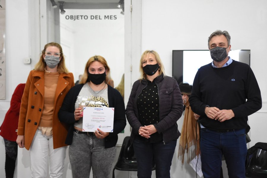 FOTO PRENSA MUNICIPAL SEGUILA IGUAL. El programa reconoci&oacute; a 14 estudiantes.