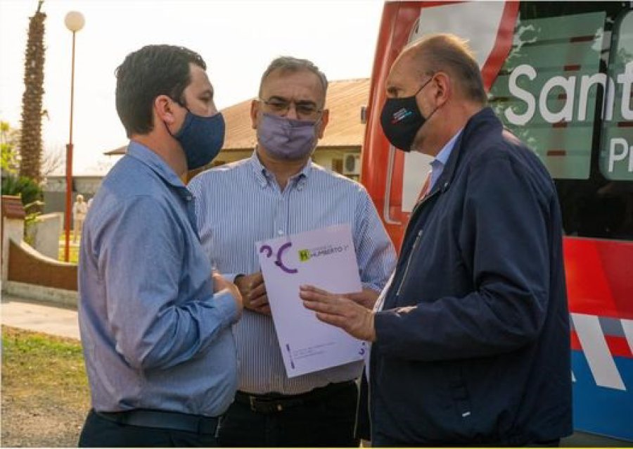 FOTO PRENSA COMUNA// PROYECTOS. Mauro Gilabert, Alcides Calvo y Omar Perotti en el momento de entregar el pedido.