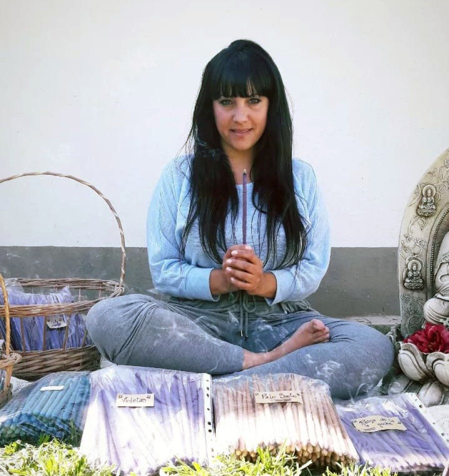 FOTO M.MAIDANA MICAELA MAIDANA. Junto a sus distintas variedades de sahumerios que fabrica con amor y materiales de calidad.
