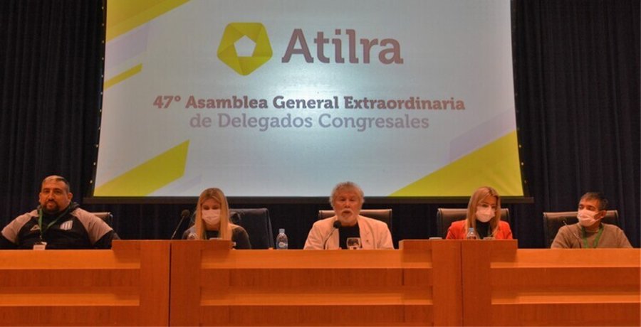 FOTO PRENSA ATILRA// ASAMBLEA// Juan Ignacio Vicente (Ramas), Ivana Victoria Kustec (Capital Federal), H&eacute;ctor Luis Ponce, Luciana Gisela Welchen (Rafaela) y Juan Jos&eacute; Cecchini (Villa Mar&iacute;a), presidieron el encuentro.