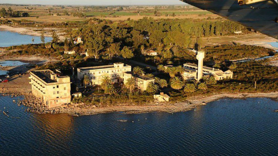 FOTO ARCHIVO/INFOBAE MIRAMAR. En 1977, una gran inundaci&oacute;n provocada por al laguna Mar Chiquita afect&oacute; la estructura del Gran Hotel Viena.  HOTEL VIENA// La coqueta construcci&oacute;n que fue un polo de atracci&oacute;n en la localidad cordobesa.  FOTO ARCHIVO/IN