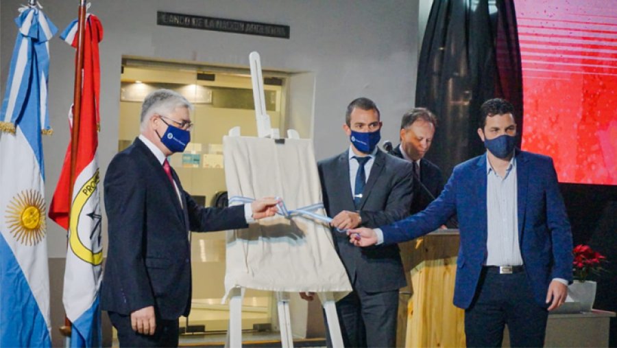 FOTOS E. BOFFELLI// DESCUBRIMIENTO PLACA. Javier Montini;  Juan Jos&eacute; Dar&aacute;n y  Mauro Gilabert  en la tradicional ceremonia. FRENTE A LA SUCURSAL CINCUENTENARIA. B. Guardamagna; R. De Philippis; Hugo Actis y sus respectivas esposas.
