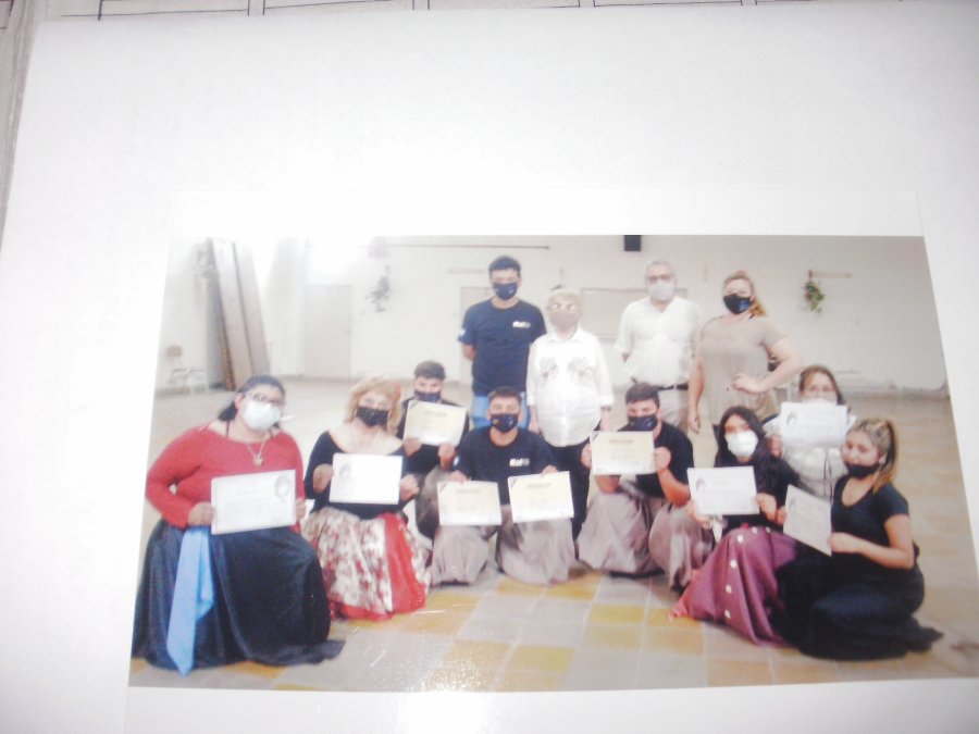 FOTO PRENSA LA CAUTIVA// FIN DE CURSO//Docentes y alumnos que participaron de los ex&aacute;menes.