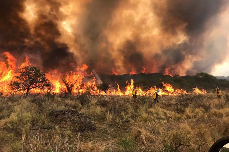 FOTO LA VOZ INCENDIOS. Bomberos cordobeses enfrentan las llamas en el norte cordobés, en el inicio de la semana.
