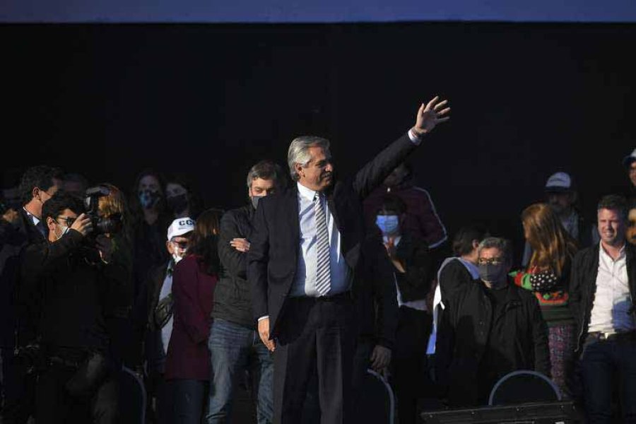 FOTO ARCHIVO NA ESFUERZO. El presidente Fernández el jueves en el estadio de Chicago con organizaciones sociales.