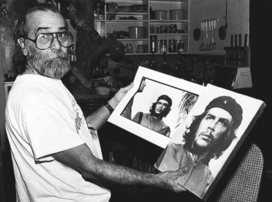 FOTO ARCHIVO NA HISTORIA. Korda muestra copias de la emblem&aacute;tica foto del Che Guevara que perdura hasta nuestros d&iacute;as.