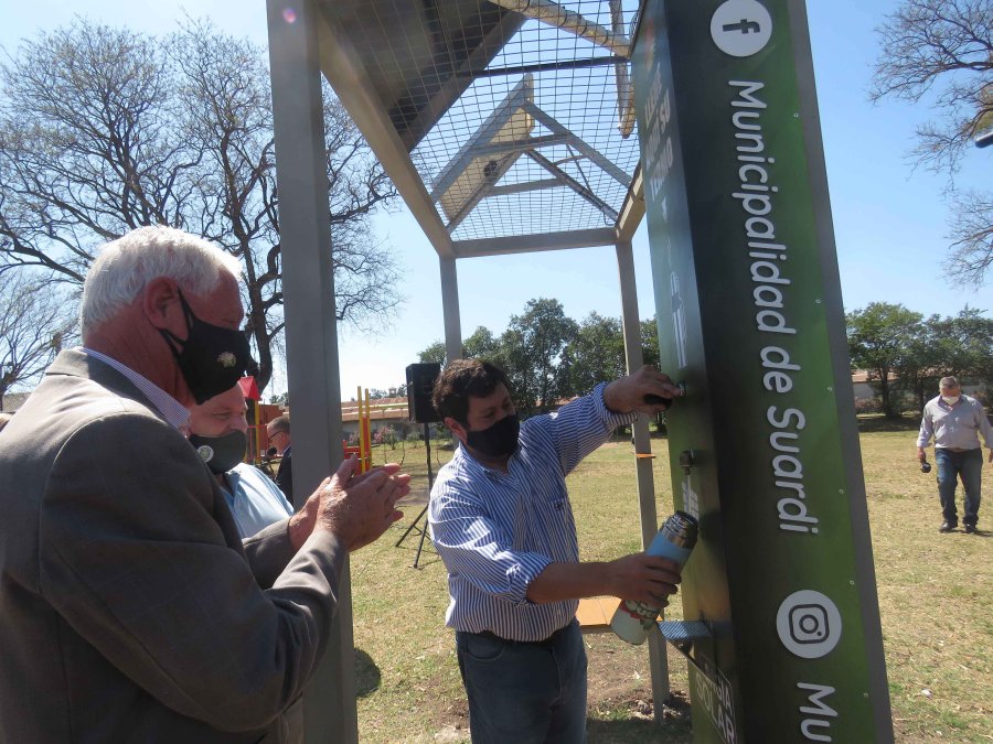 FOTO PRENSA MUNICIPALIDAD// ESTACI&Oacute;N SOLAR. Hugo Boscarol en el instante de habilitarse el nuevo espacio.