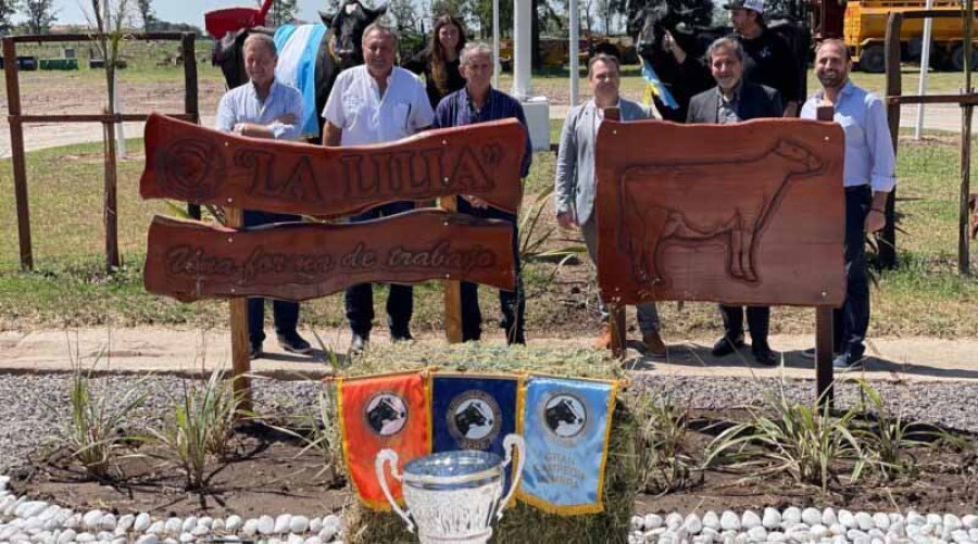 VISITA. Funcionarios y representantes de entidades bancarias recorrieron una de las cabañas más prestigiosas de la raza Holando.
