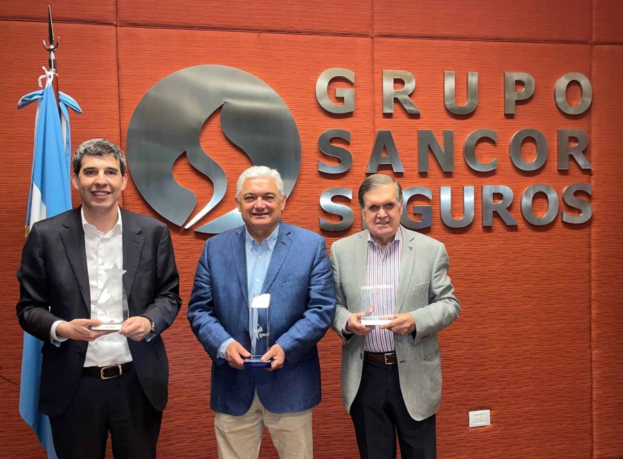 FOTO PRENSA GSS// PREMIOS PRESTIGIO. Alejandro Sim&oacute;n, Alfredo Panella y Ulises Mendoza durante la ceremonia.