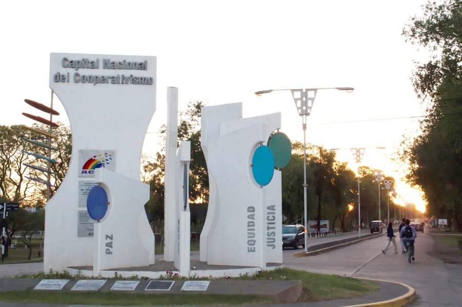 ARIEL GUARCO// Presidente de ACI y de Cooperar, cuyas reflexiones se publican hoy. monumentyo.// Al Cooperativismo ubicado en el acceso a  Sunchales, Capital  Nacional del Cooperativismo.