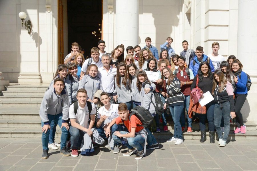 FOTO PRENSA OM JUNTOS. Los estudiantes frente a la Legislatura.