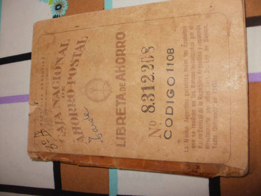 ALCANC&Iacute;A// A los m&aacute;s peque&ntilde;os se los incentiva al ahorro guardando monedas. LIBRETA//Los valores del ahorro entre los escolares se difund&iacute;a  con la utilizaci&oacute;n de una libreta de Ahorro Postal.