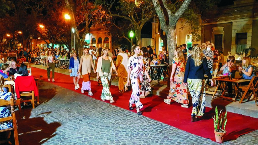FOTO D. CAMUSSO PASEO YRIGOYEN. Se realiz&oacute; el Show de Desfile de Modas de Stylo Mannequin.