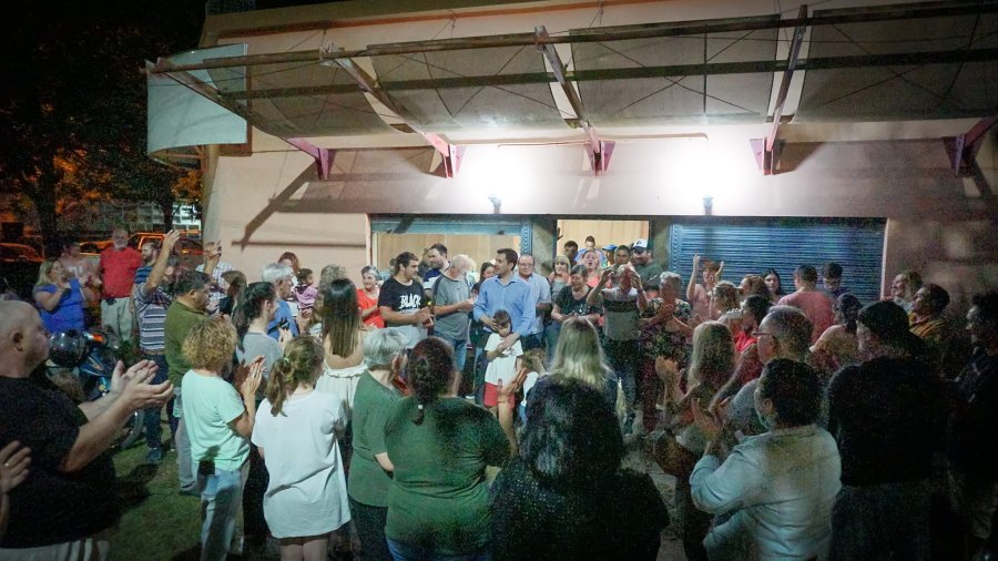 DOMINGO. Tras el escrutinio Mauro Gilabert celebra con su gente. FELICES. Ana Garlocha y Mauro Gilabert