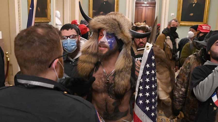 FOTO T&Eacute;LAM JACOB CHANSLEY. Fue tomado como un &iacute;cono de la irrupci&oacute;n en el Capitolio del 6 de enero.
