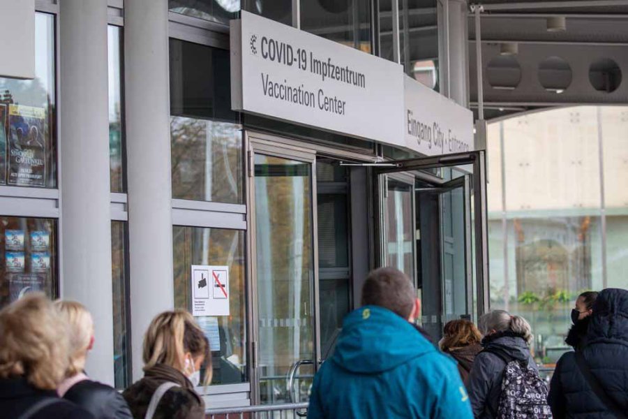 FOTO DPA COVID. La gente acude a un centro de vacunaci&oacute;n en la ciudad de Francfort.