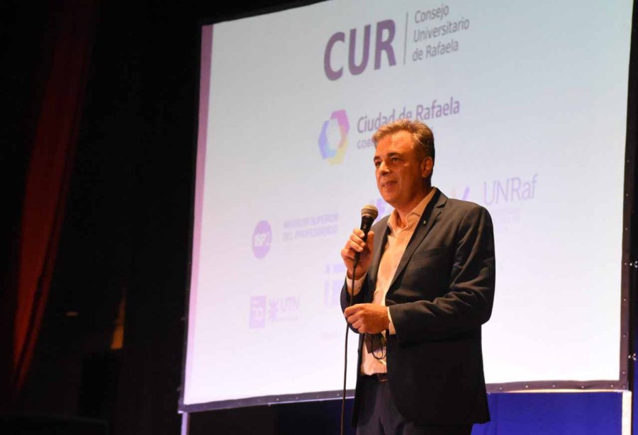 FOTO PRENSA MUNICIPAL . CUR. Acto de Cierre del Consejo Universitario Rafaelino. FOTO PRENSA MUNICIPAL . LUIS CASTELLANO. El intendente asisti&oacute; a la ceremonia.