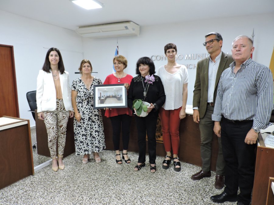 FOTO PRENSA CONCEJO// CEREMONIA// La homenajeada junto a los ediles locales.