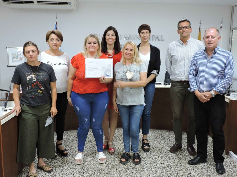 FOTO PRENSA CONCEJO// RECONOCIMIENTO. Las hijas del exconcejal, Eladio Periale, junto a los ediles sunchalenses.