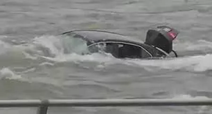 IMAGEN INTERNET. EN EL AGUA. As&iacute; se visualizo al veh&iacute;culo accidentado.