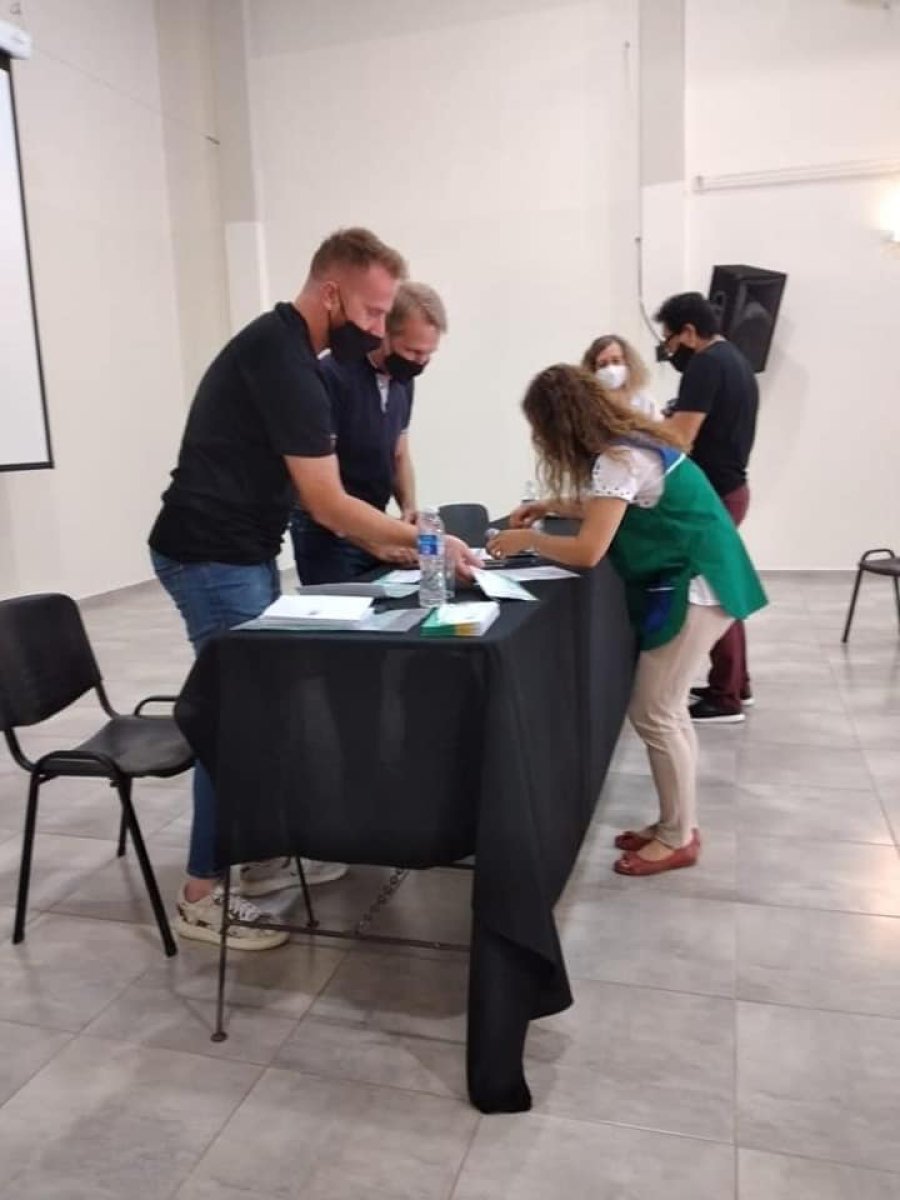 FOTO COMUNICACI&Oacute;N// FAE. Pablo Ghiano y Gonzalo Toselli efectivizando una entrega.