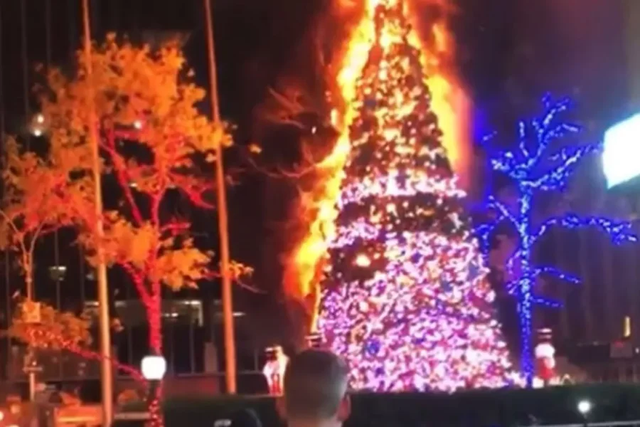 IMAGEN INTERNET. INCENDIADO.  Arbol de Navidad en la ciudad de nueva York.