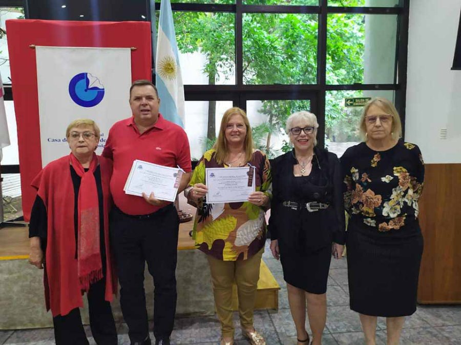 PREMIACI&Oacute;N//Liliana M. Ravasio y Jorge Bircher en el momento de recibir la distinci&oacute;n.