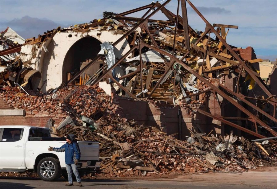 FOTO AP DESTRUCCIÓN TOTAL. Vista aérea del daño después de un tornado en Mayfield, Kentucky. TODO ESCOMBROS. Una construcción fue arrasada por uno de los tornados.
