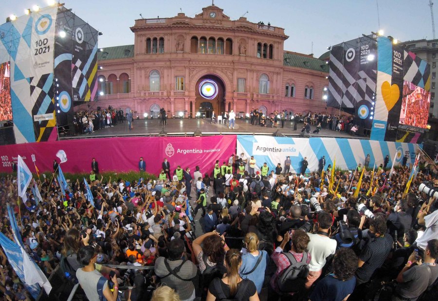 FOTO NA DEFINICIÓN. El acto “aparateado” por La Cámpora es una profanación de la verdadera democracia.