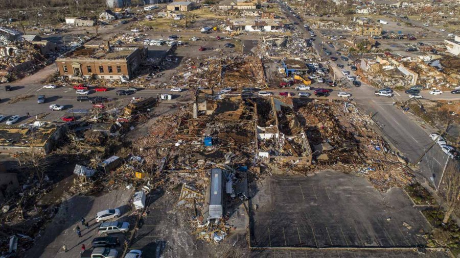 FOTO AP DESTRUCCI&Oacute;N TOTAL. Vista a&eacute;rea del da&ntilde;o despu&eacute;s de un tornado en Mayfield, Kentucky. TODO ESCOMBROS. Una construcci&oacute;n fue arrasada por uno de los tornados.