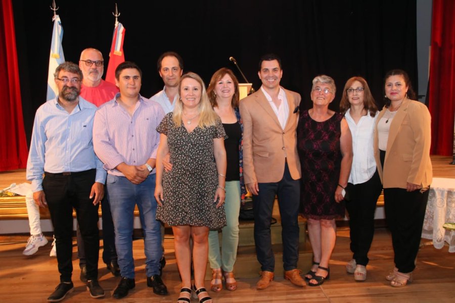 MAURO GILABERT// El jefe comunal durante su mensaje de asunci&oacute;n. NUEVAS AUTORIDADES// Los integrantes de la Comisi&oacute;n Comunal.
