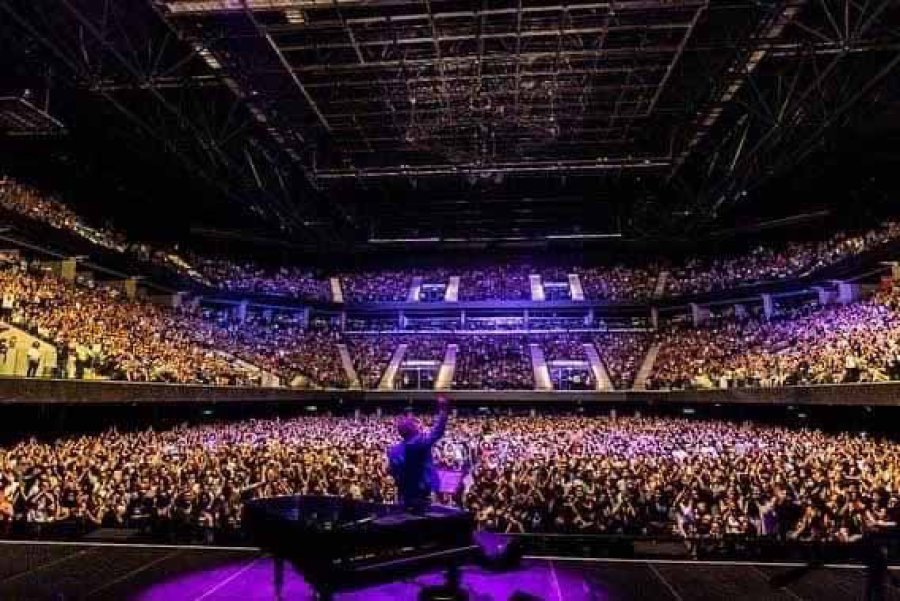 FOTO G.ADLER// FITO PAEZ// El consagrado int&eacute;rprete a estadio lleno.