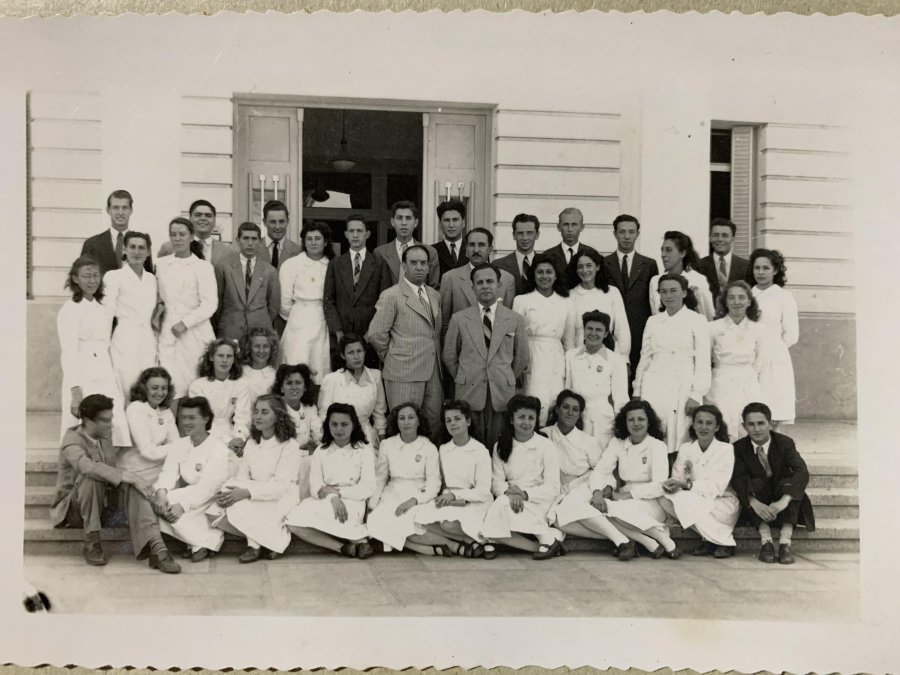 FOTO PRENSA ESCUELA// PROMOCI&Oacute;N 1946. El grupo de maestros normales frente al establecimiento. AGASAJO. A Ester Z&oacute;bboli de Cismondi (derecha) con integrantes de la Comisi&oacute;n del Centro e integrantes de su familia.