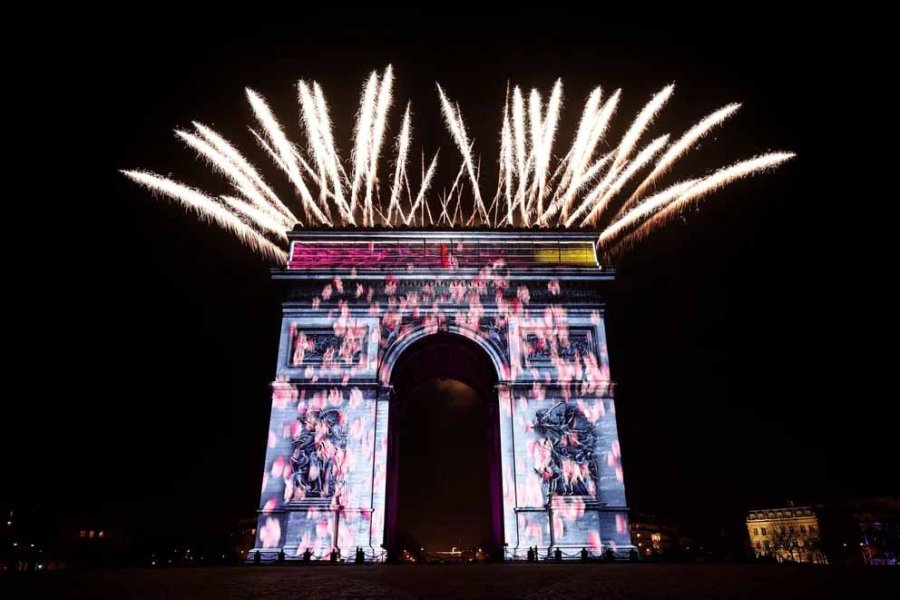 FOTOS REUTERS NUEVA YORK. El tradicional festejo que se realiza para recibir el a&ntilde;o en Times Square.  SIDNEY. La cl&aacute;sica &Oacute;pera y el puerto iluminados por los fuegos artificiales en Australia.  PAR&Iacute;S. El Arco de Triunfo brilla en todo su esplendor en