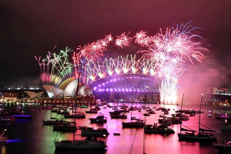 FOTOS REUTERS NUEVA YORK. El tradicional festejo que se realiza para recibir el a&ntilde;o en Times Square.  SIDNEY. La cl&aacute;sica &Oacute;pera y el puerto iluminados por los fuegos artificiales en Australia.  PAR&Iacute;S. El Arco de Triunfo brilla en todo su esplendor en