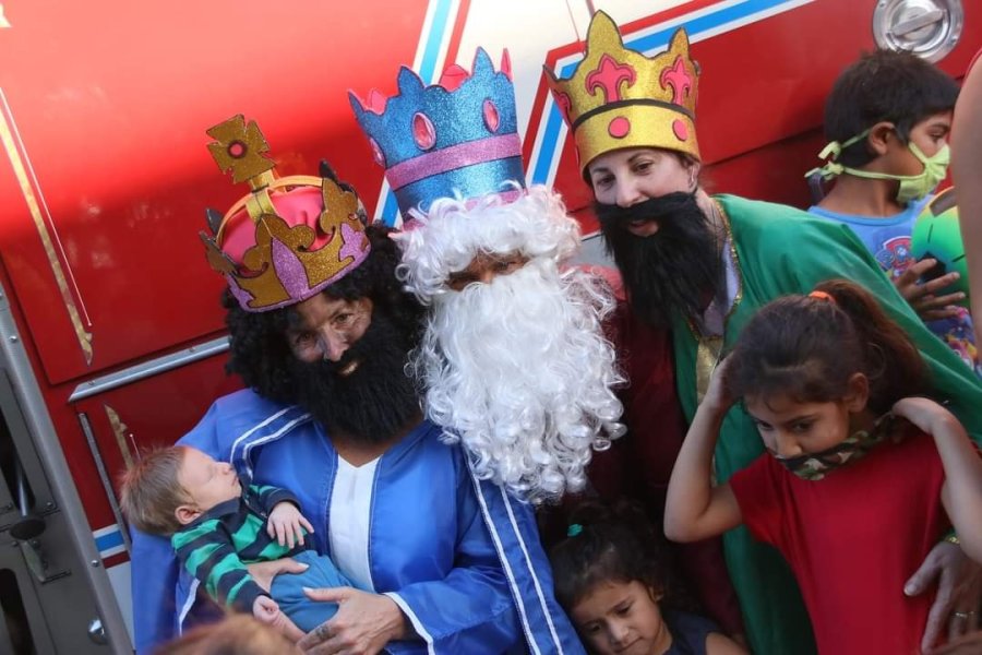 FOTO M. MATUK// REYES MAGOS. Impresionante caravana junto a los emblem&aacute;ticos personajes. ALEGR&Iacute;A. Ni&ntilde;os humbertinos compartiendo con los personajes orientales.