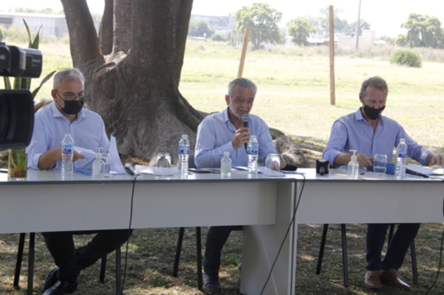 FOTO F. MELCHIORI// LICITACI&Oacute;N // El instante en que se produjo la apertura del sobre, Alcides Calvo, Roberto Gioria y Gonzalo Toselli.