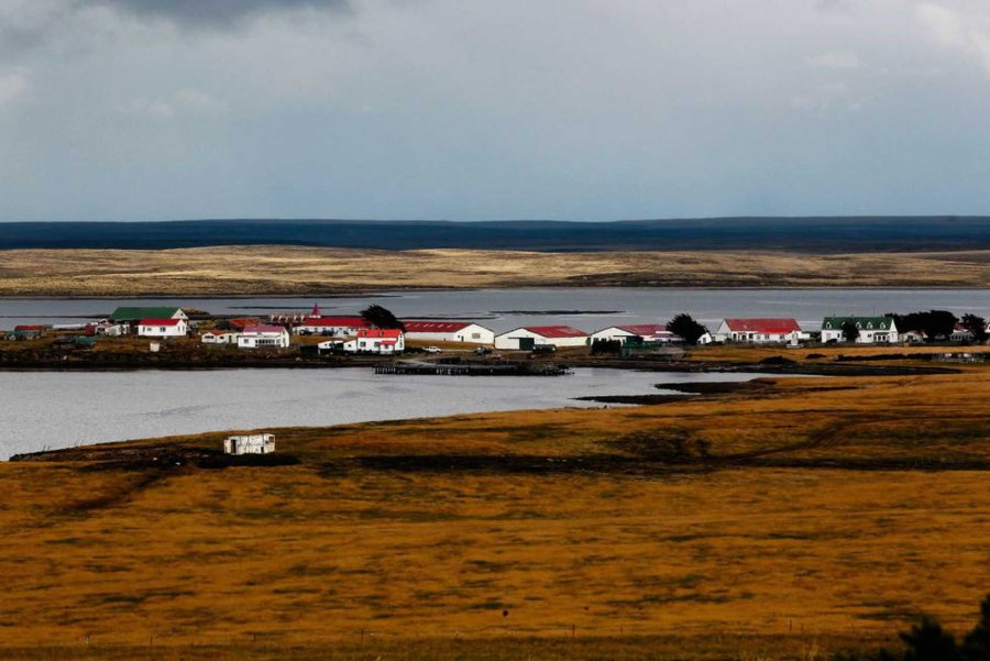 FOTO DIARIO EL PAÍS / JAVIER LIZÓN ISLAS. Una panorámica de Goose Green, la segunda ciudad de Malvinas, en 2019.