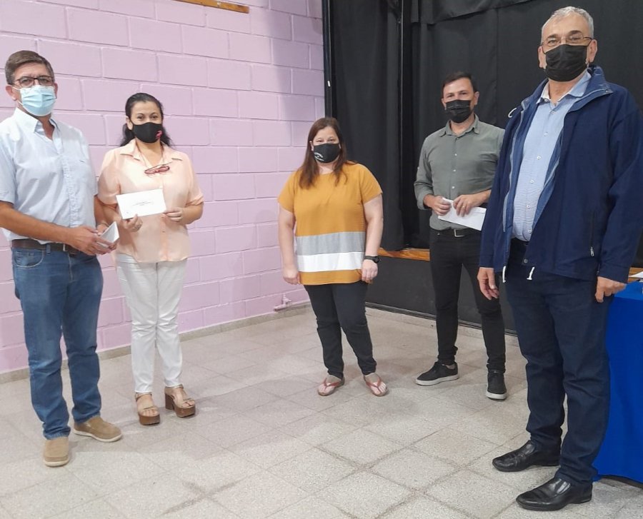 FOTO PRENSA AC// MAR&Iacute;A JUANA. Alcides Calvo y Sandra Gaido con representantes de instituciones. EN EUSTOLIA. La gira del legislador provincial concluy&oacute; en esta localidad.