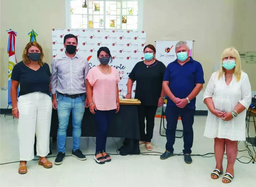 FOTO PRENSA MUNICIPALIDAD//
LICITACI&Oacute;N// Un momento del acto de apertura celebrado ayer.
FOTO PRENSA AC//
SAN VICENTE// Las autoridades que participaron del acto licitatorio.