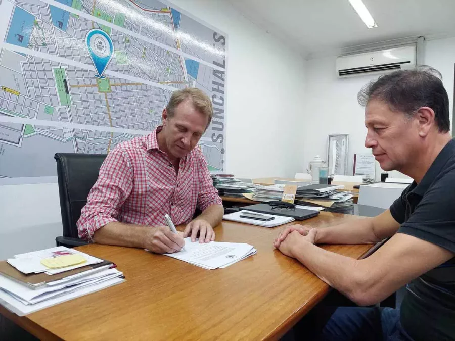 FOTO COMUNICACI&Oacute;N//
CONTRATO. El acto en el que fue sellado el acuerdo.