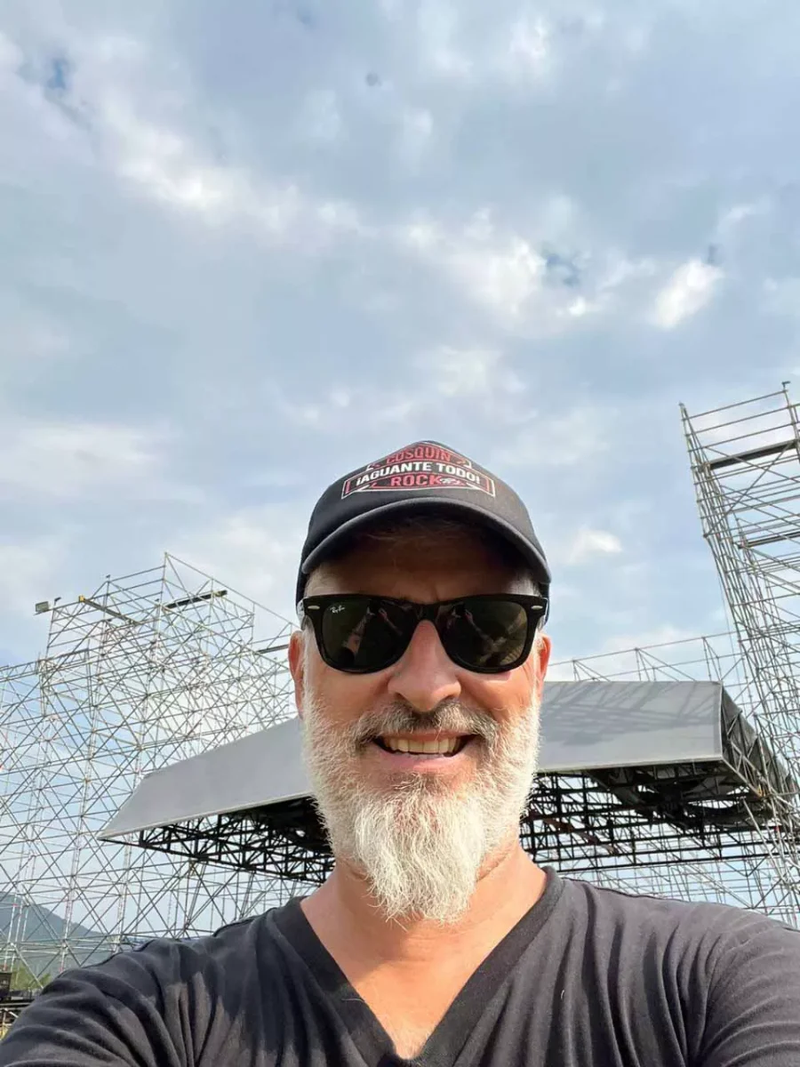 PRENSA COSQU&Iacute;N ROCKPOSTAL. - Jos&eacute; Palazzo sonriente con el esqueleto del Escenario Norte de fondo. Ya est&aacute; casi todo listo para el Cosqu&iacute;n Rock 2022.