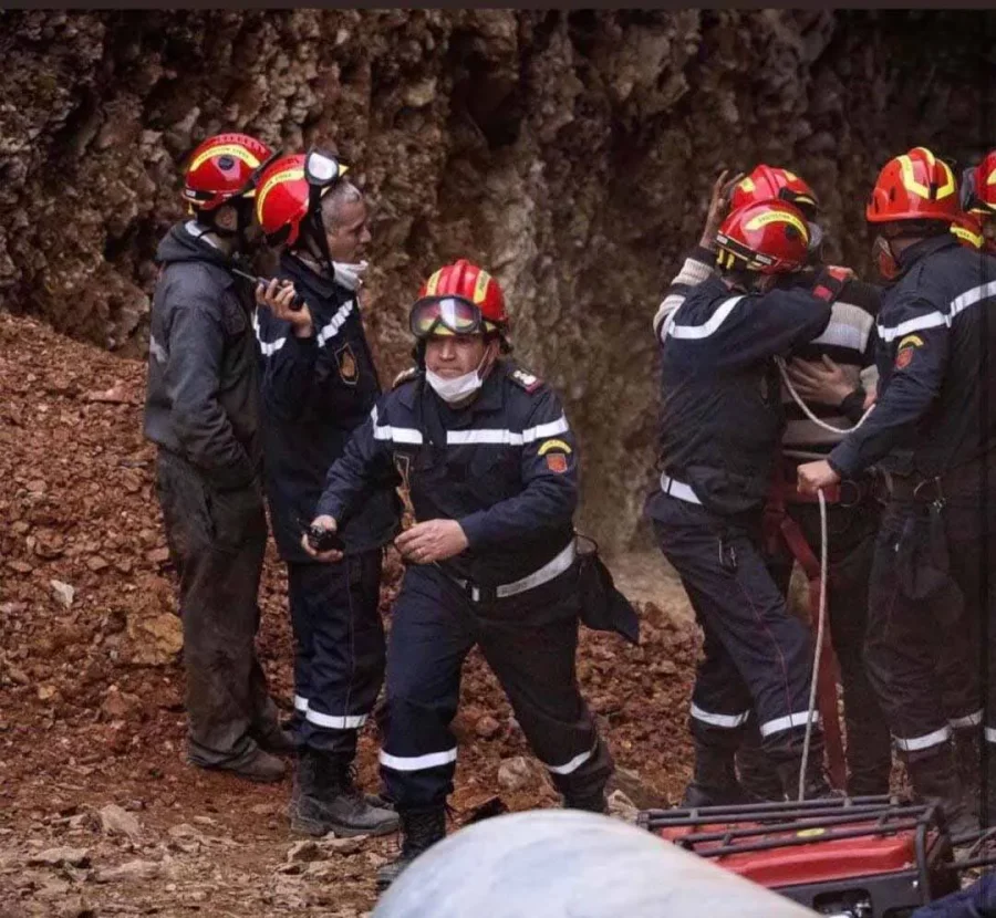FOTO AFP
RESCATISTAS. Hicieron todo lo posible en Marruecos.